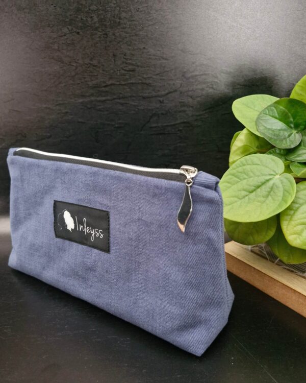 Trousse bleu duveteux matelassée