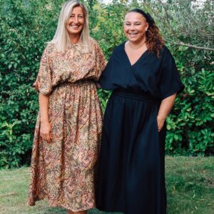 robe longue noir col v de face robe longue kaki à motif col rond de face