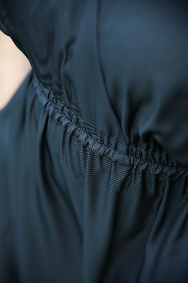 robe longue noire zoom devant haut robe