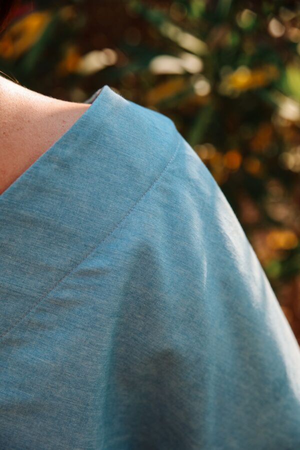 zoom epaule blouse bleu