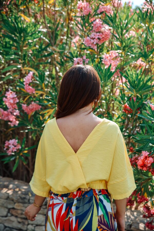 haut jaune v de dos