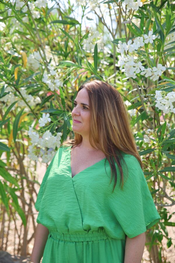 haut vert col v de face