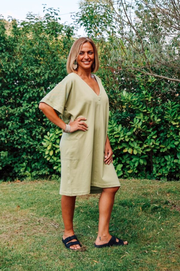 robe jen courte en coton vue de face main sur la hanche