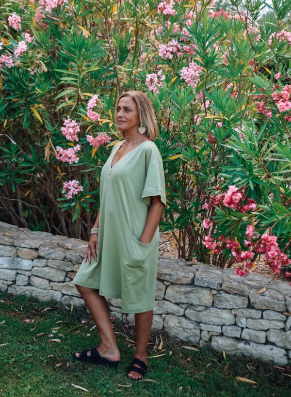 robe courte droite poche plaquées vu de 3/4 profil main dans la poche