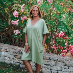 jen robe courte kaki vu de face de loin