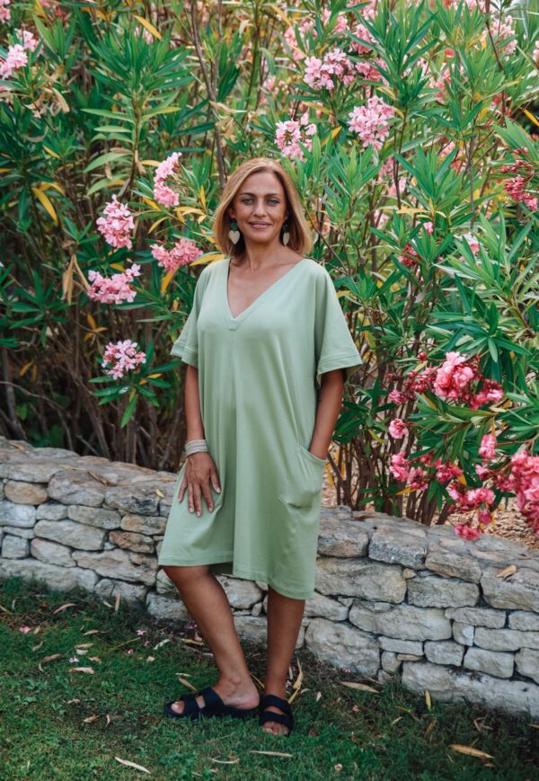 jen robe courte kaki vu de face de loin