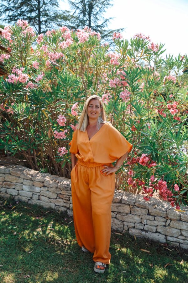 vue de face pantalon orange et son haut assorti