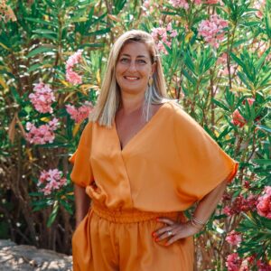 blouse amand orange de face col v devant