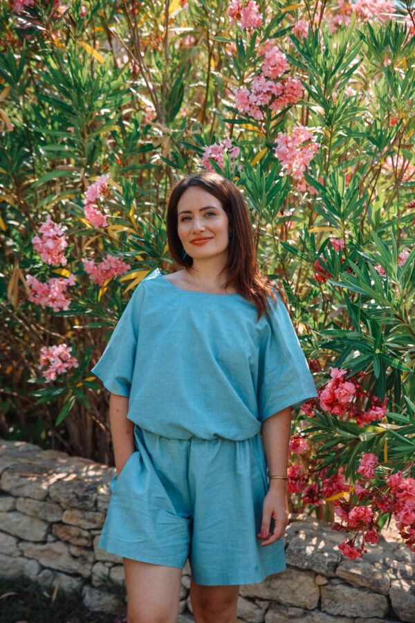 ensemble bleu en coton vue de face main dans la poche