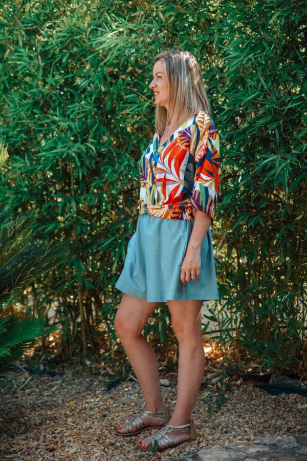 ensemble short en coton bleu et haut fleuri vue de profil
