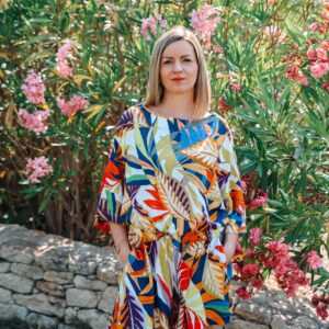 short fleuri vue de face avec le haut assorti