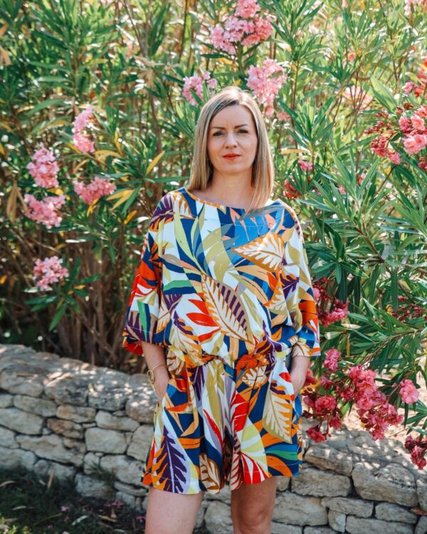 short fleuri vue de face avec le haut assorti