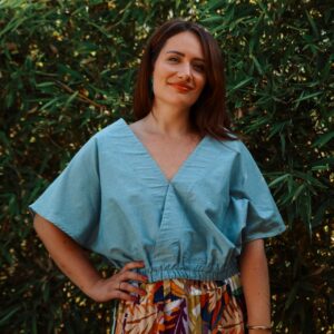 blouse bleu jean vue de face col v devant