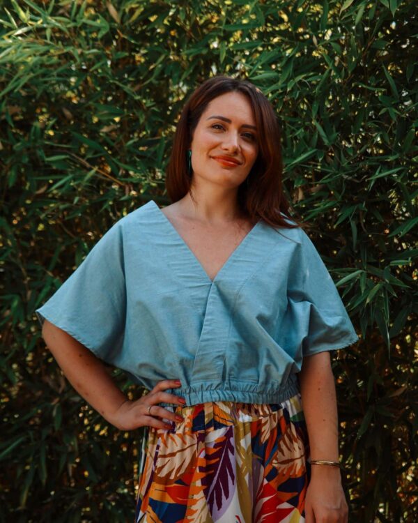 blouse bleu jean vue de face col v devant