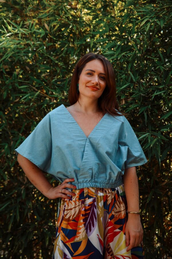 blouse bleu jean vue de face col v devant