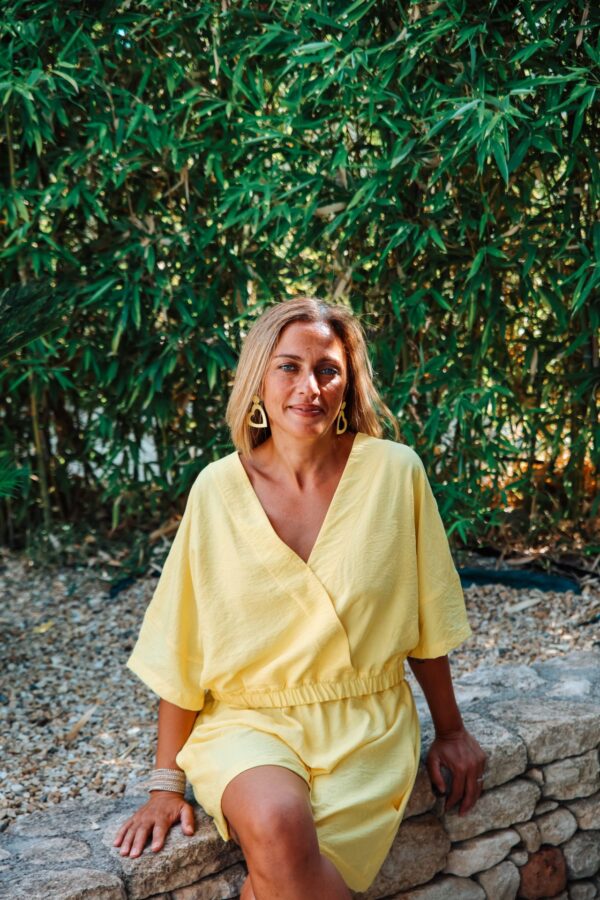 ensemble short et haut jaune assis vue de face