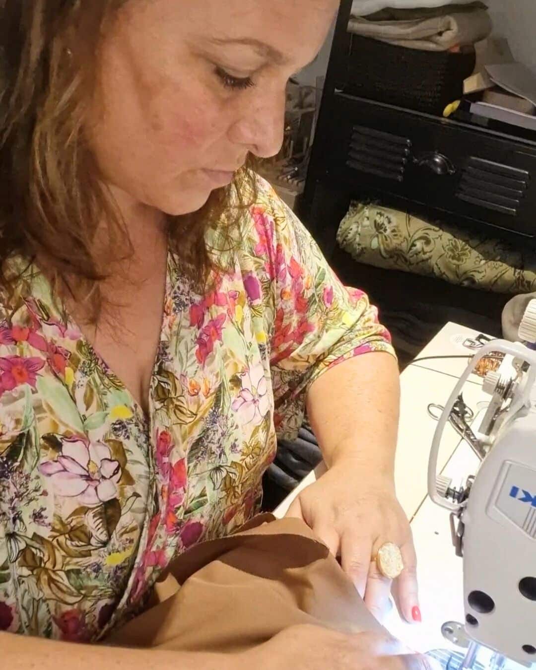 Jess créatrice d'Inleyss entrain de coudre