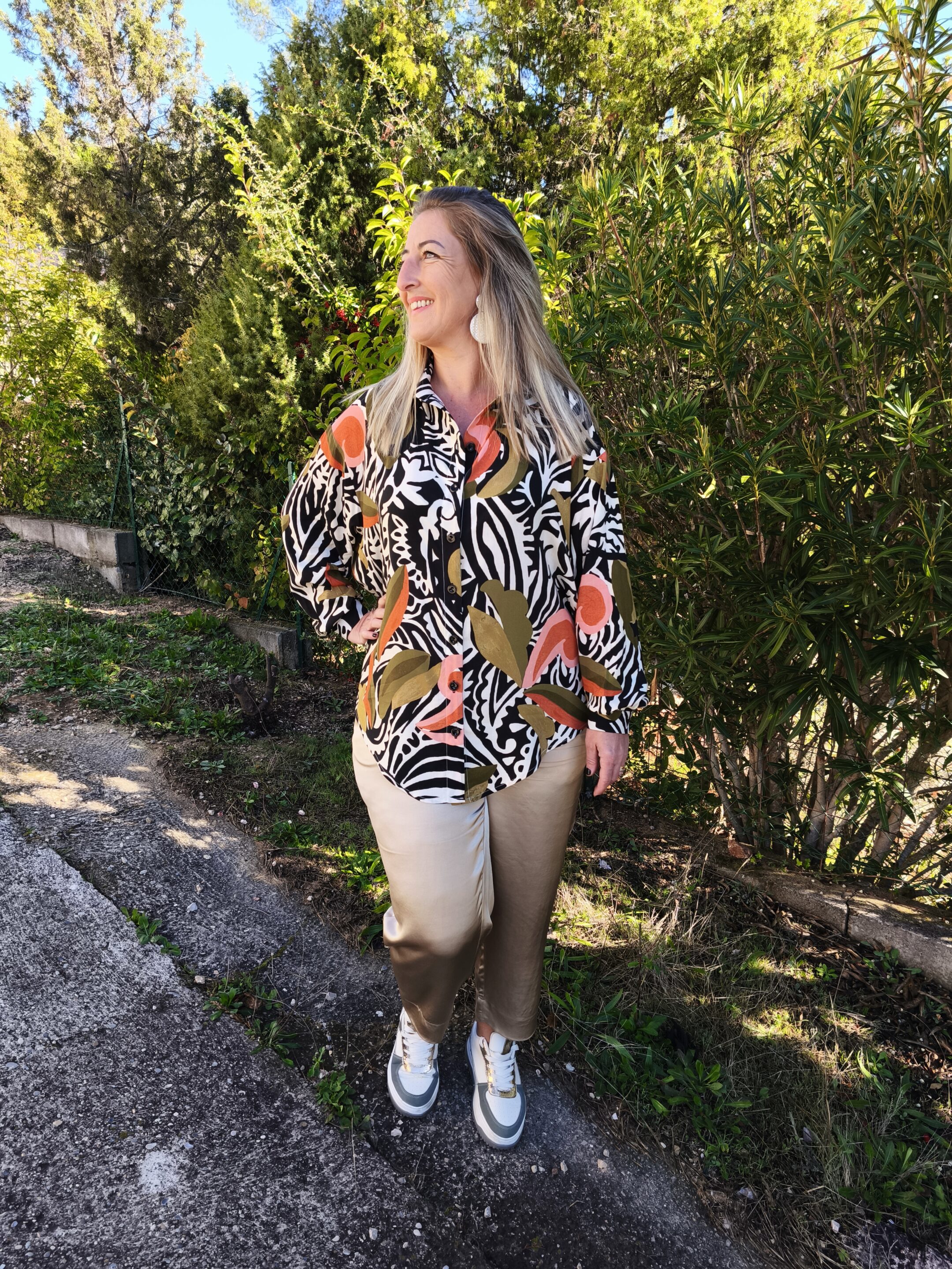 chemise chris vu de face multicolor sur fond beige clair et noir