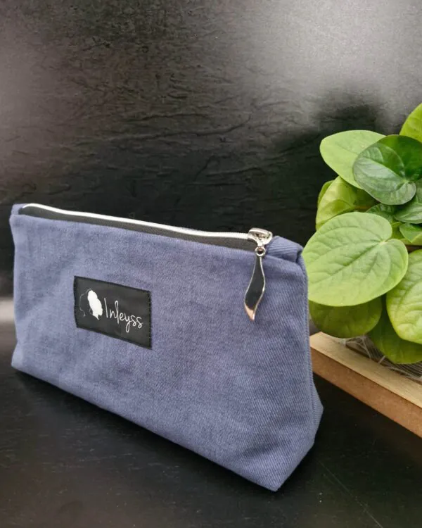 Trousse bleu duveteux matelassée