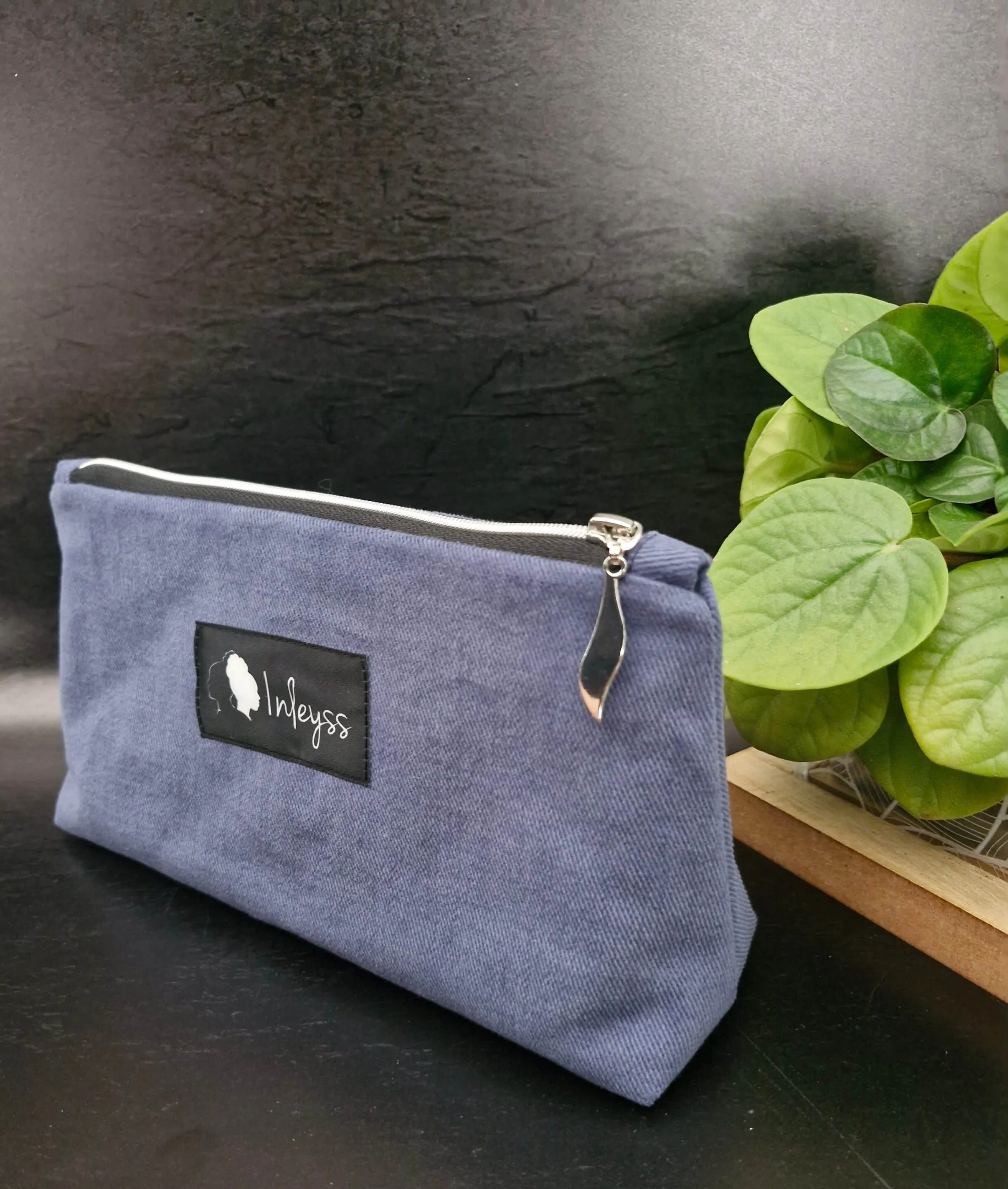 Trousse bleu duveteux matelassée