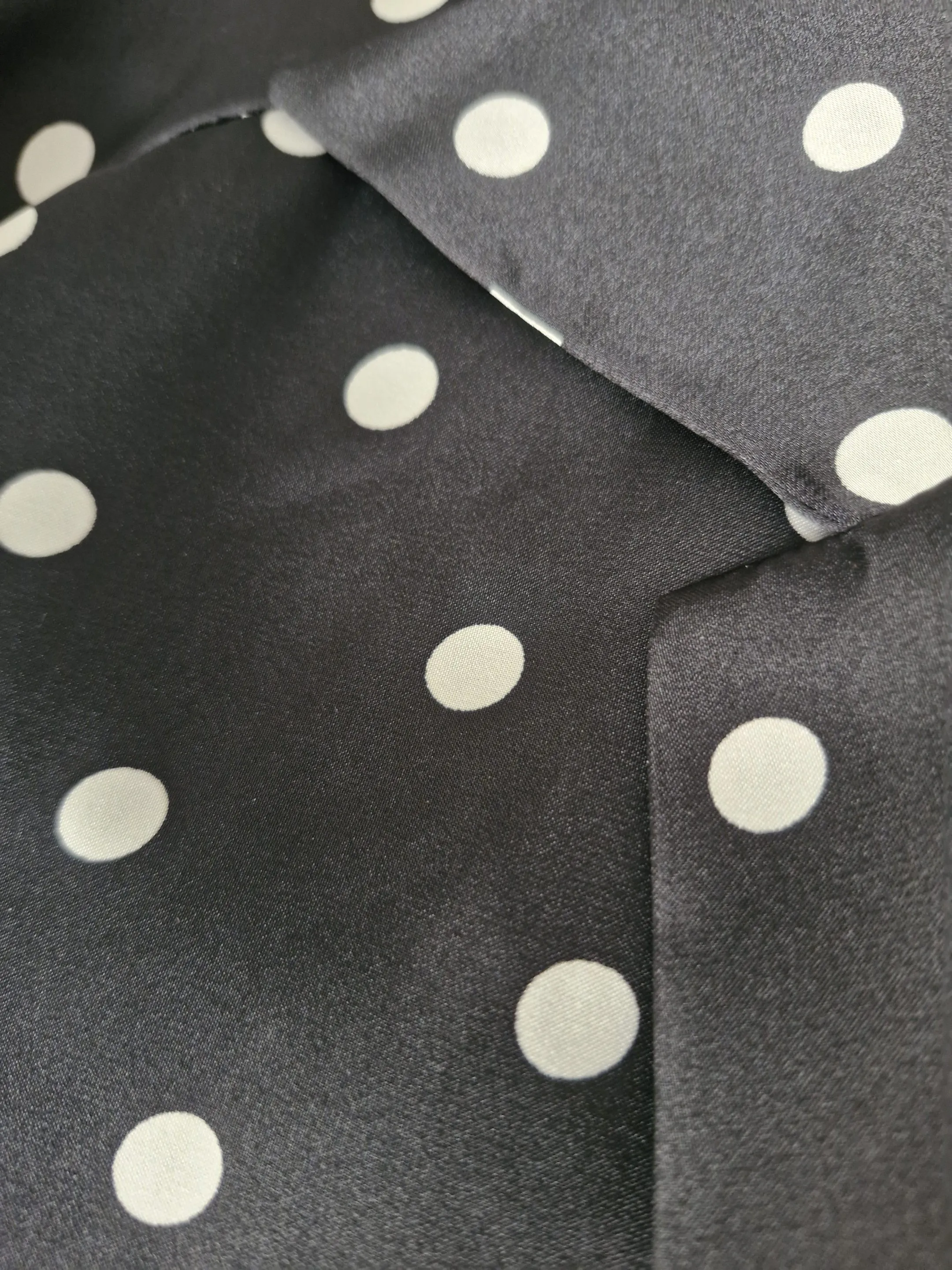 Chemisier Neïla - Satiné - Pois Noir et Blanc – Image 9