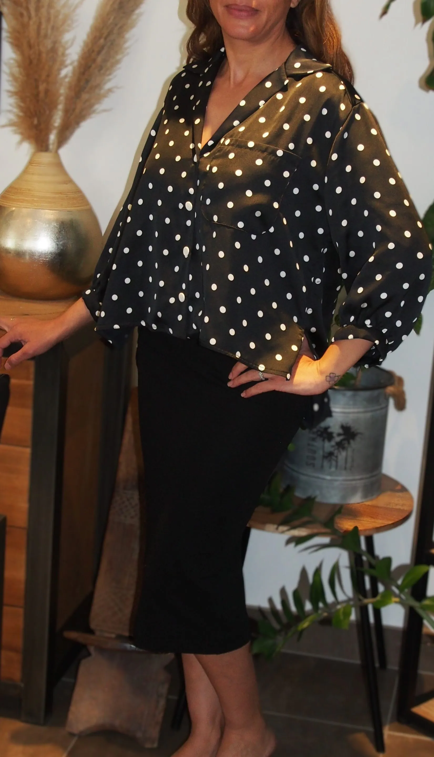 Chemisier Neïla - Satiné - Pois Noir et Blanc – Image 4
