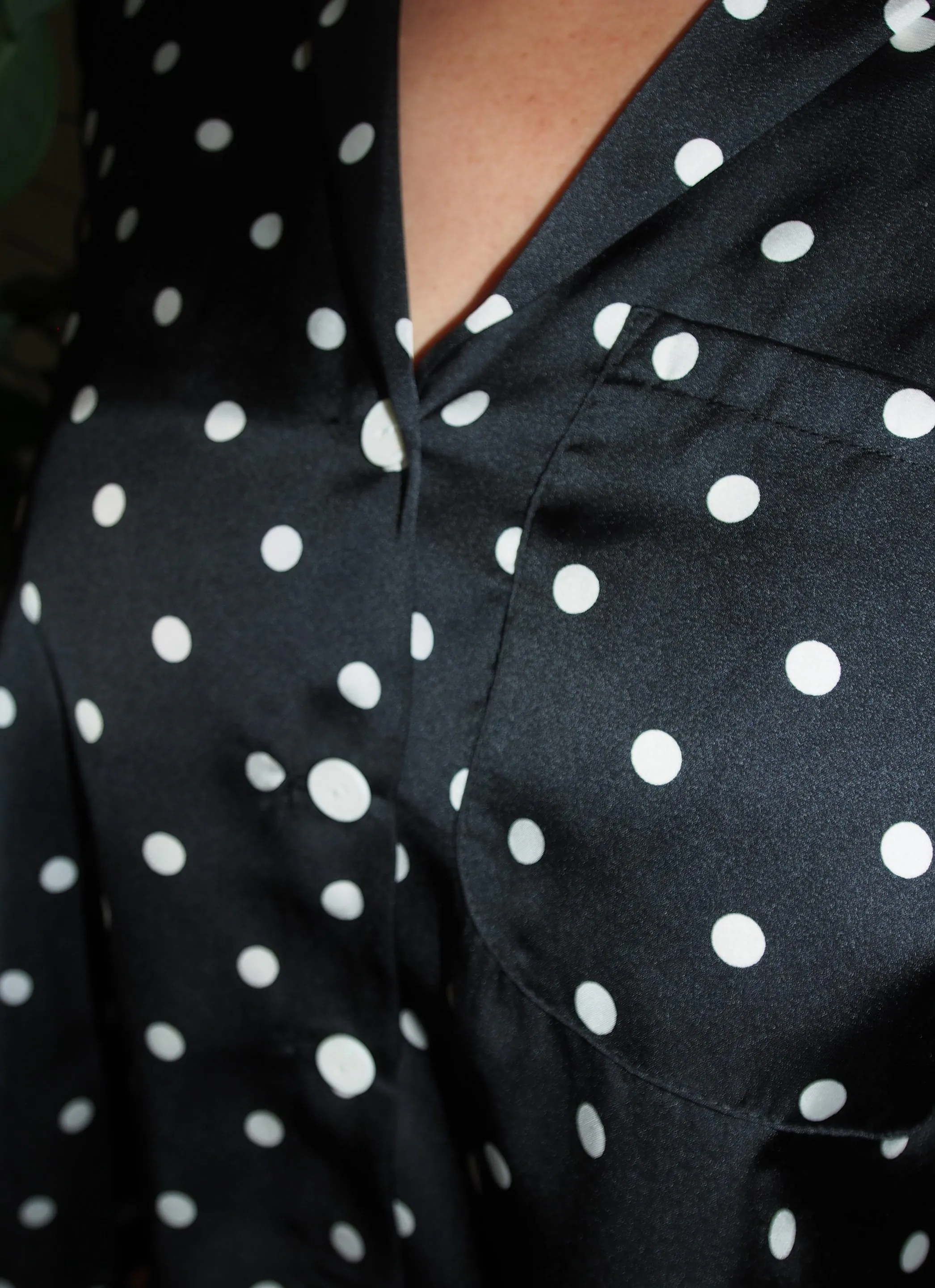 Chemisier Neïla - Satiné - Pois Noir et Blanc – Image 3