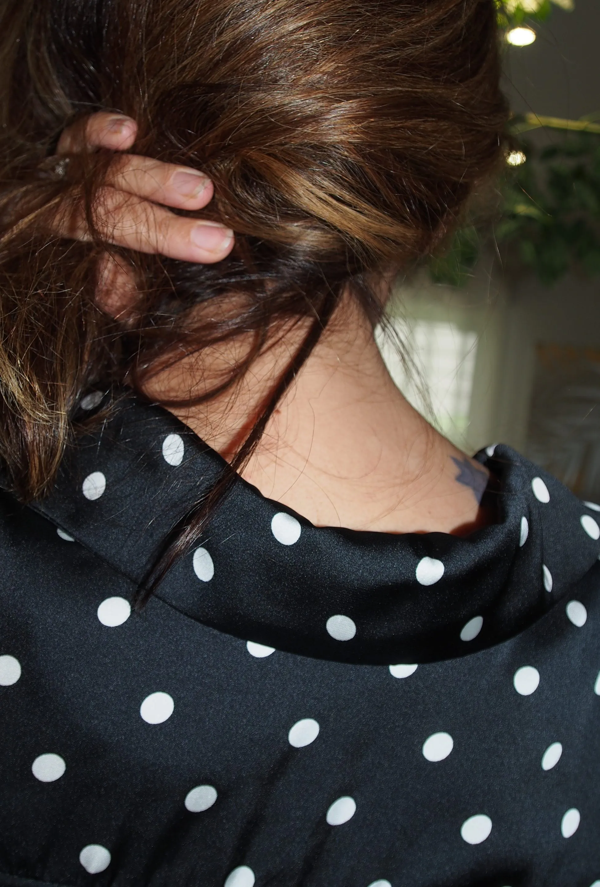 Chemisier Neïla - Satiné - Pois Noir et Blanc – Image 6