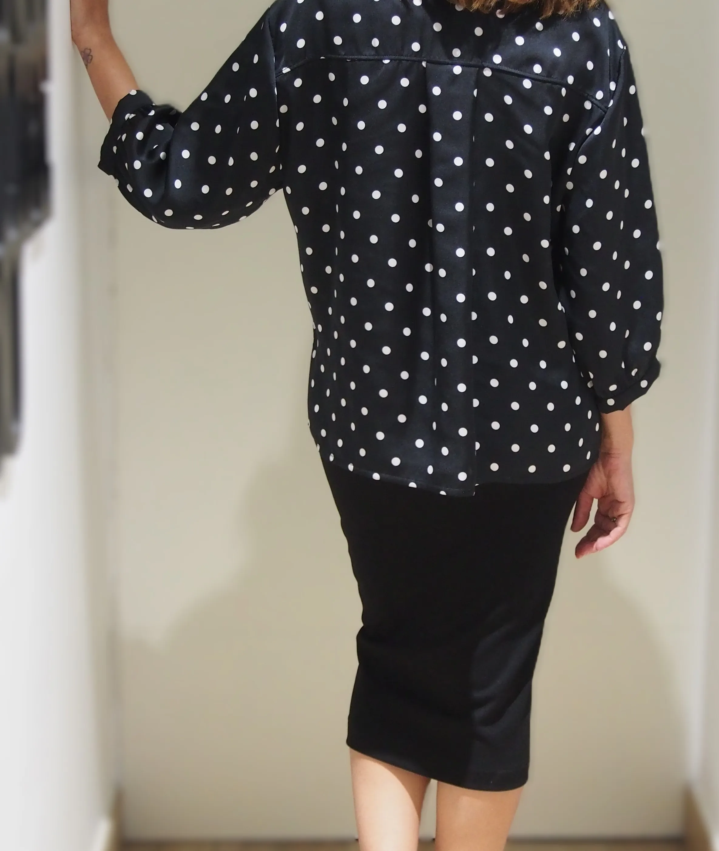 Chemisier Neïla - Satiné - Pois Noir et Blanc – Image 10