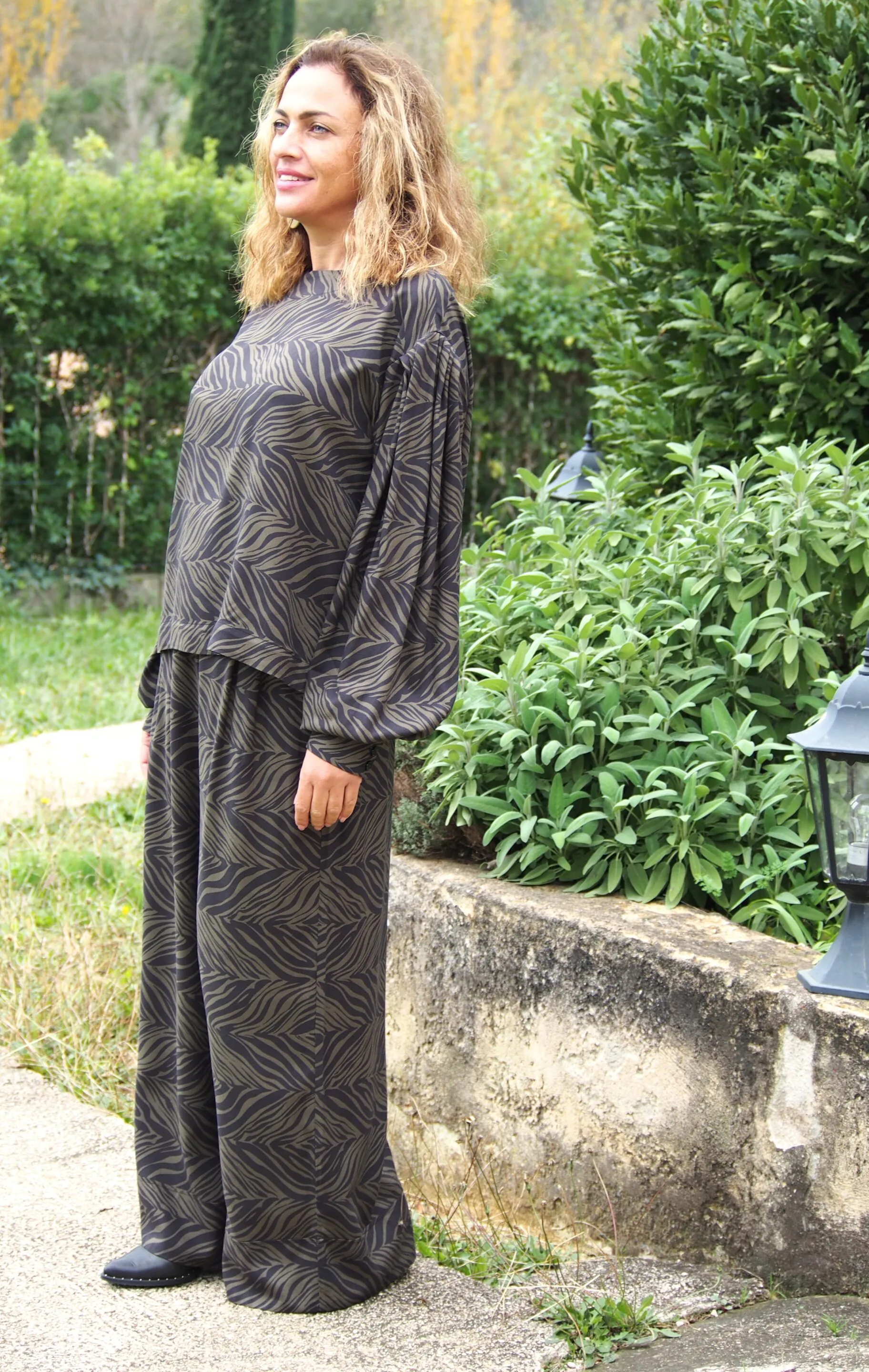 Pantalon Oumie - Crêpe de viscose zèbre kaki noir – Image 9