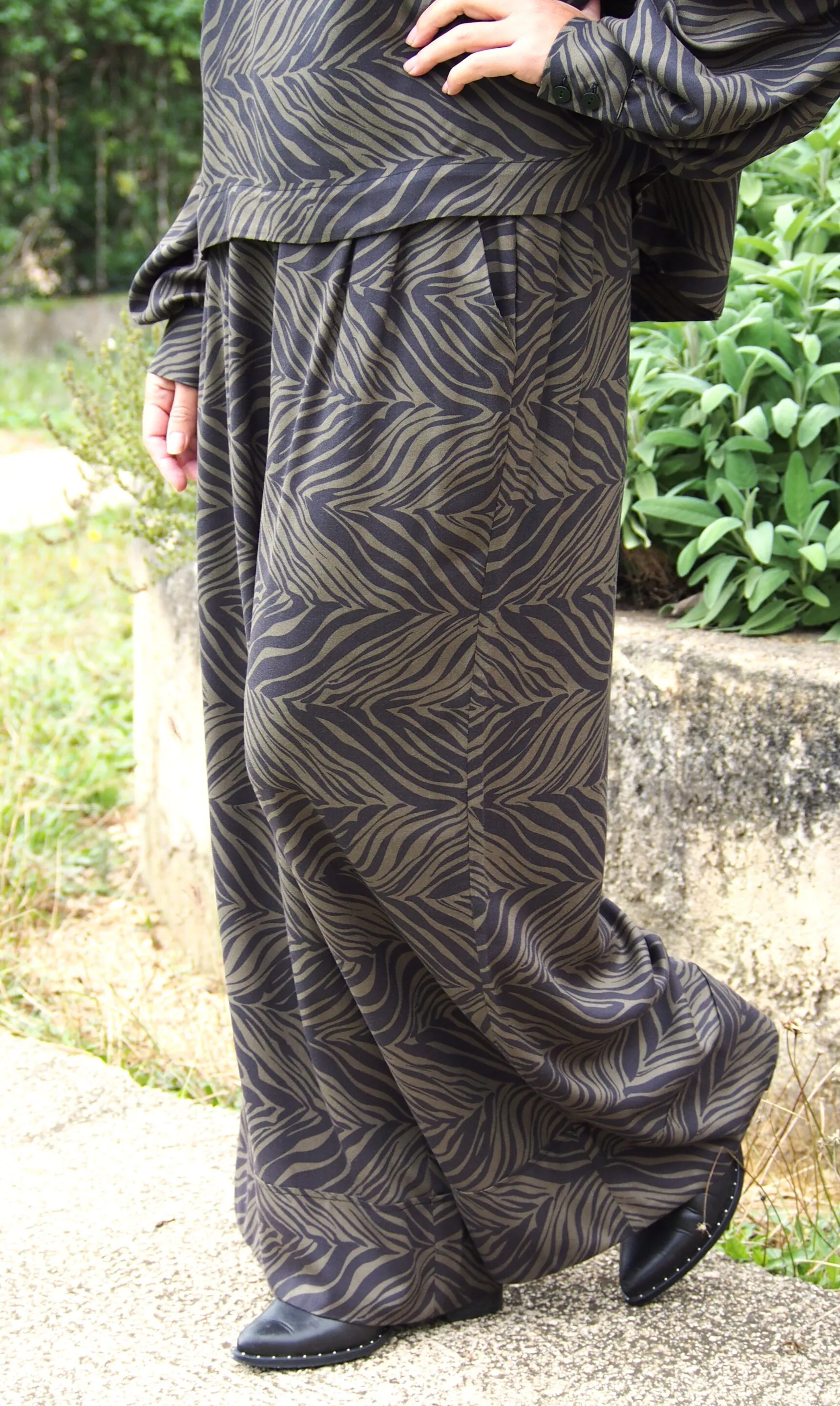 Pantalon Oumie - Crêpe de viscose zèbre kaki noir – Image 3