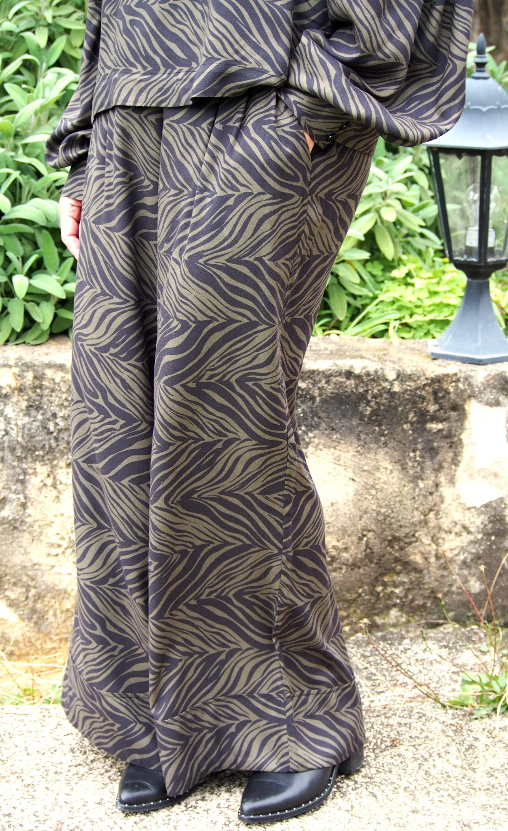 Pantalon Oumie - Crêpe de viscose zèbre kaki noir – Image 5