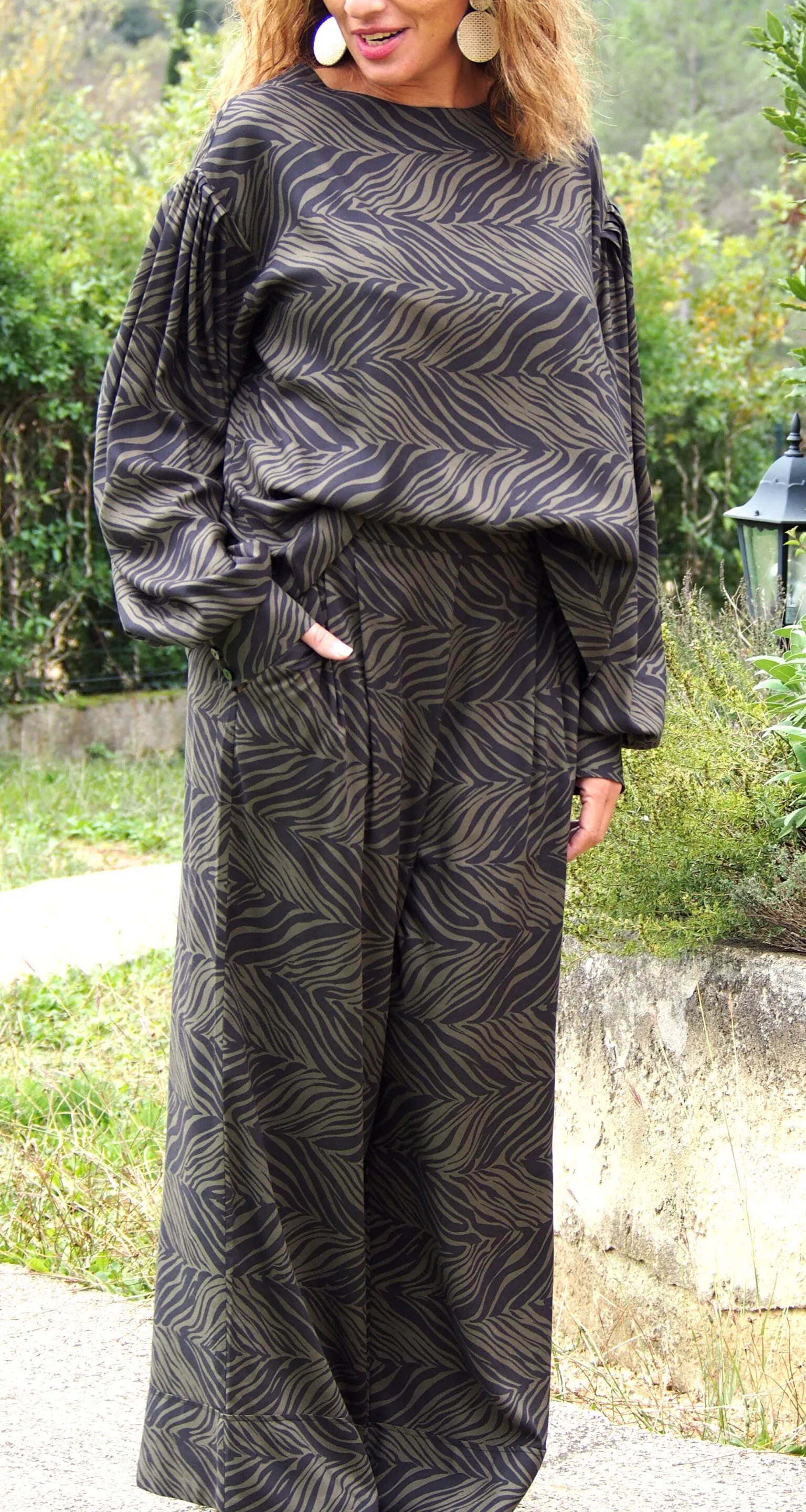 Pantalon Oumie - Crêpe de viscose zèbre kaki noir – Image 8