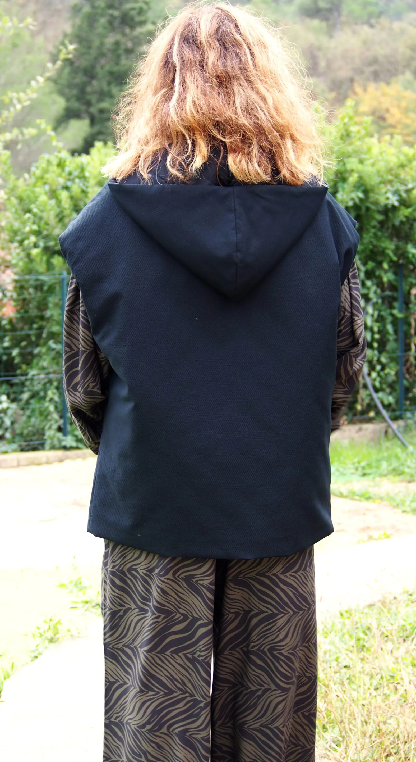 Veste Marj à capuche - Coton noir texturé – Image 5