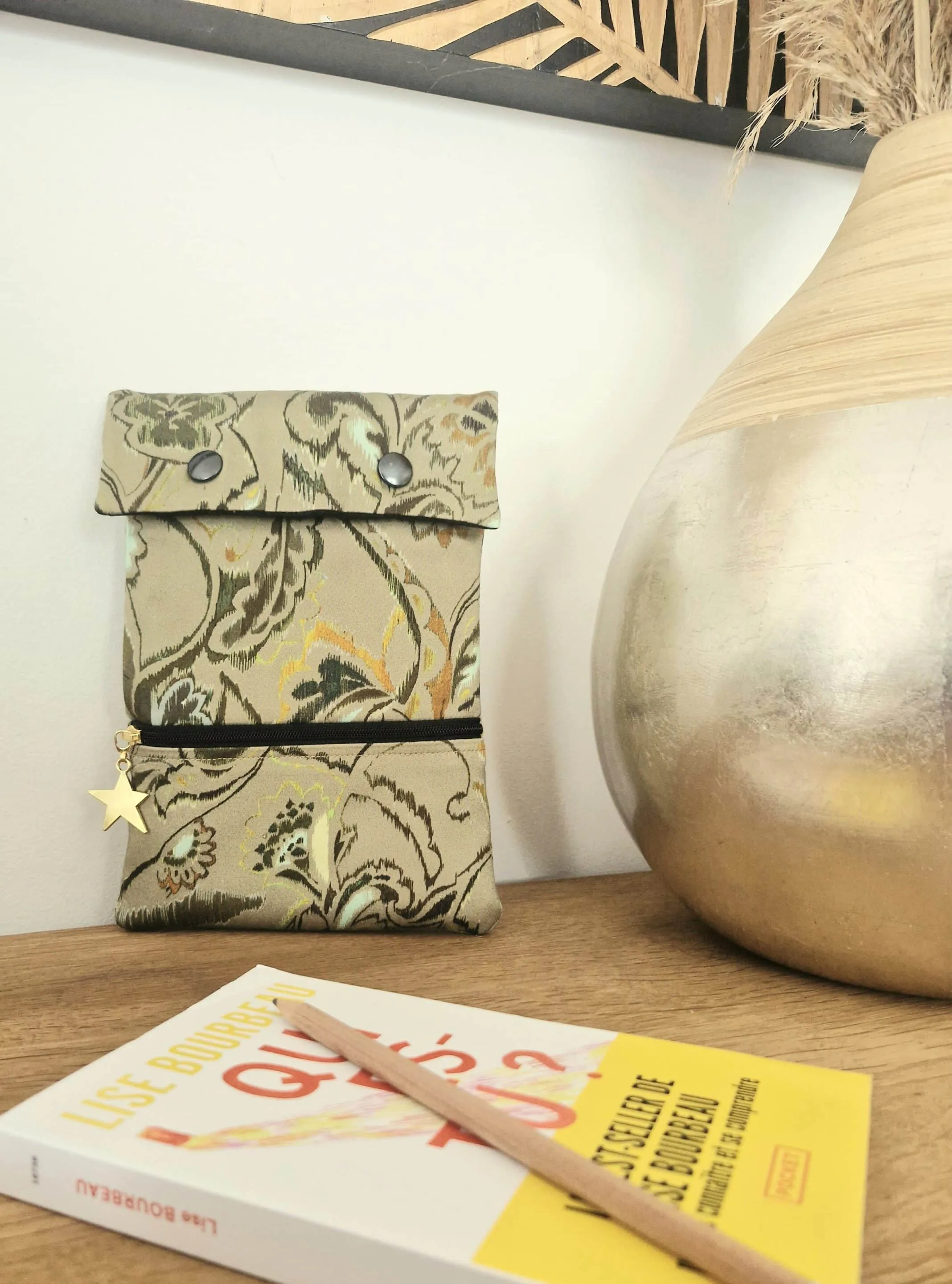 pochette de livre kaki fleuri