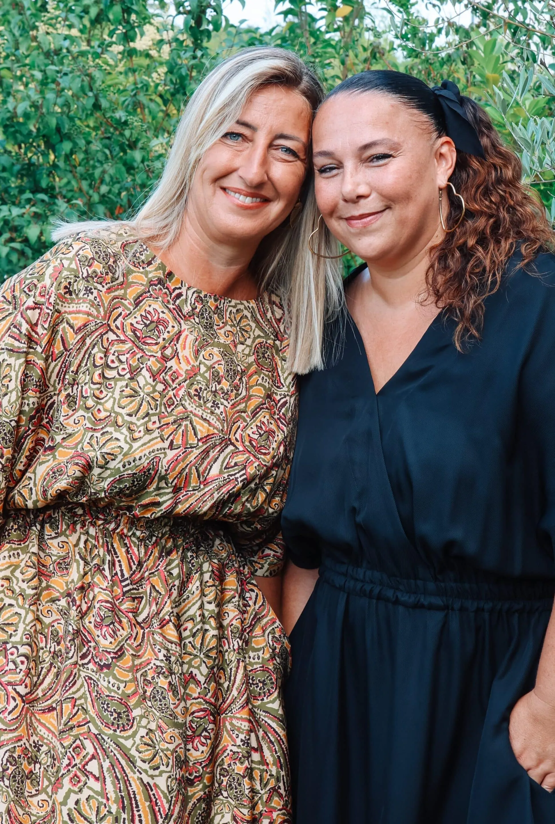 Robe noire et motif paisley ensemble col rond et col v de face