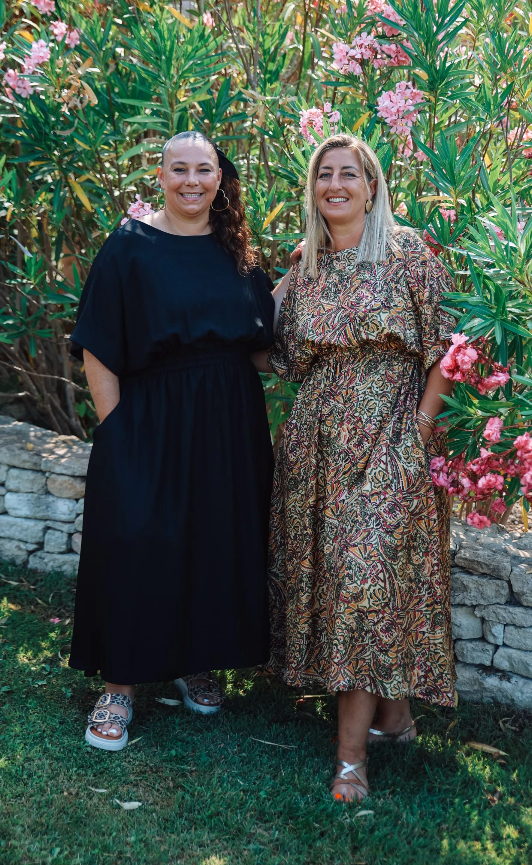 Duo de robe longue col rond devant noir et motif paisley