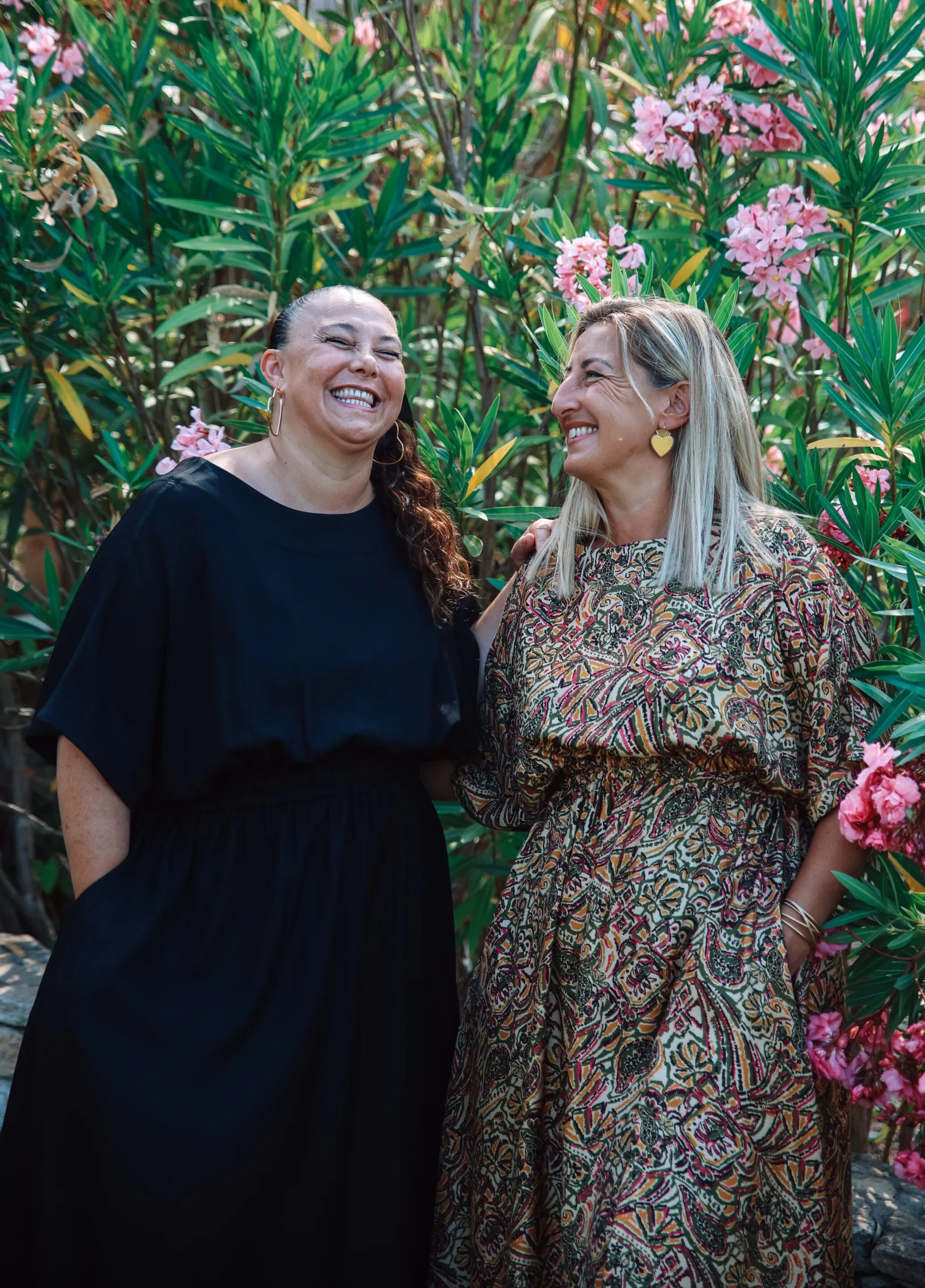 Duo de robe noire et motifs paisley vu de face col rond devant