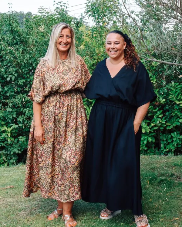 robe longue noir col v de face robe longue kaki à motif col rond de face