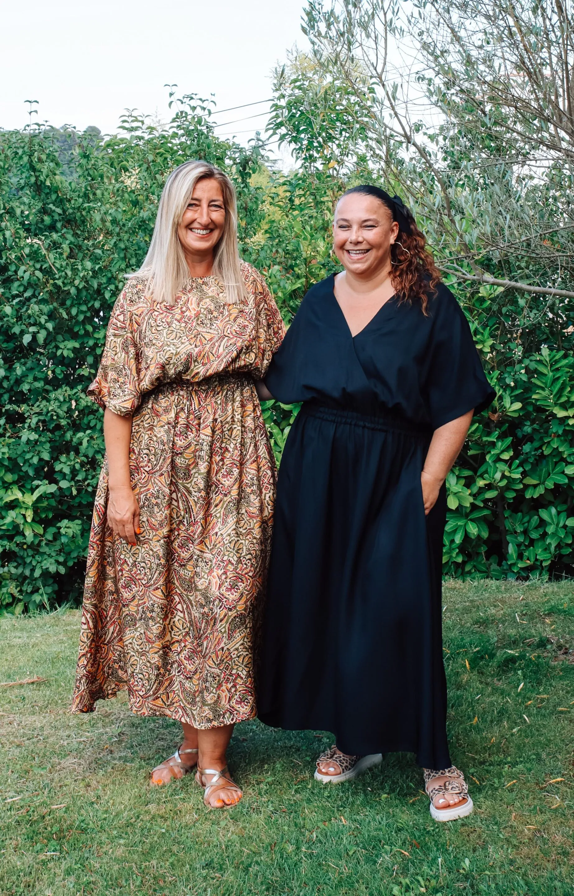 robe longue noir col v de face robe longue kaki à motif col rond de face