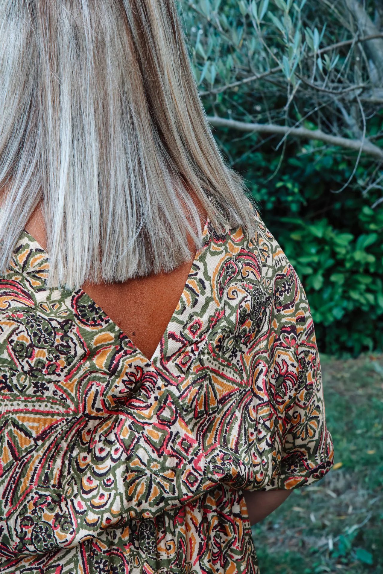 robe longue kaki motif paisley zoom sur dos col v