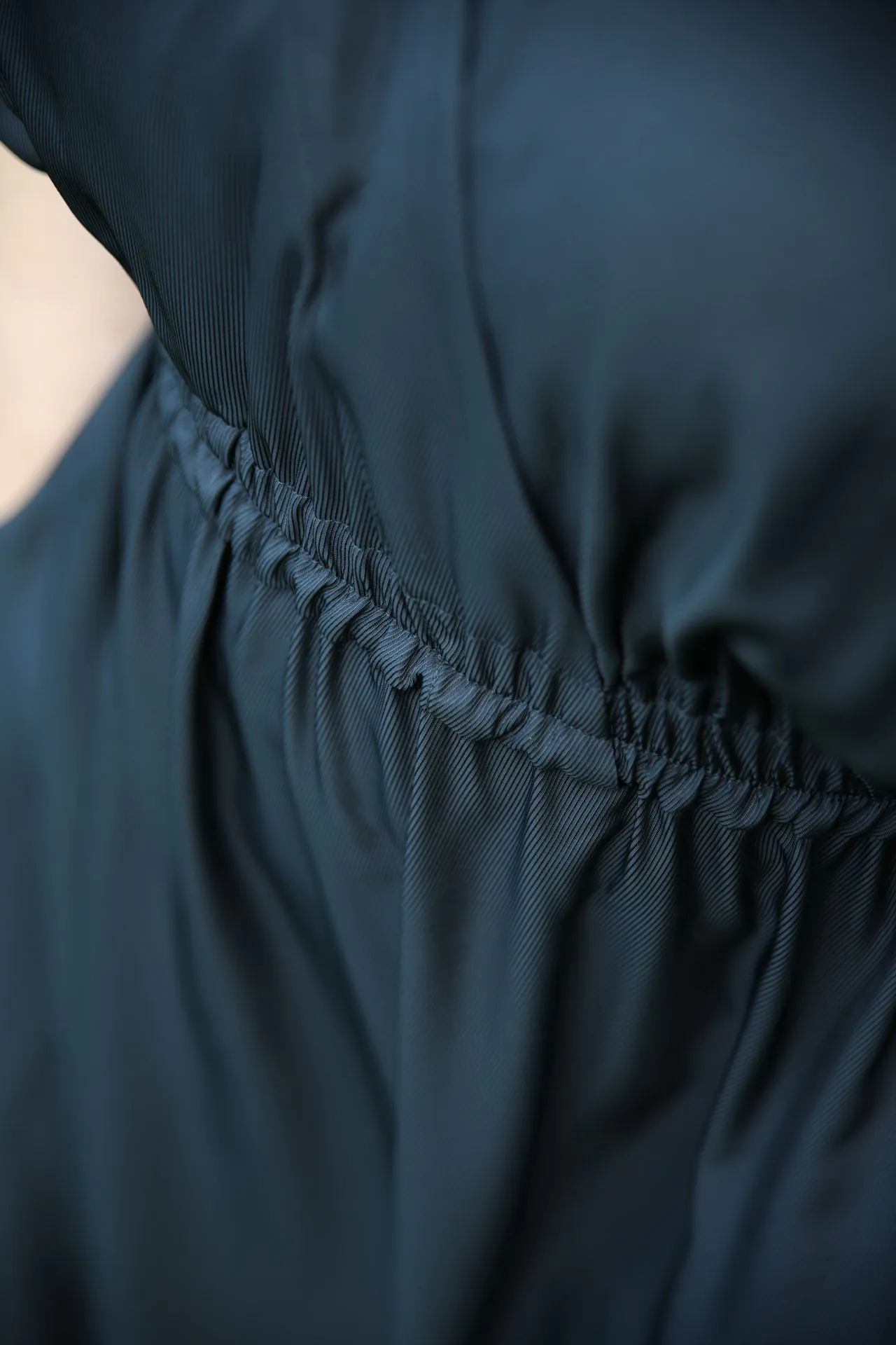 robe longue noire zoom devant haut robe