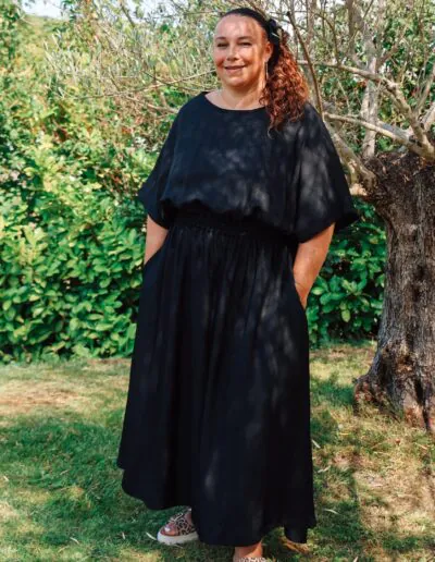 Robe noire longue col rond de face