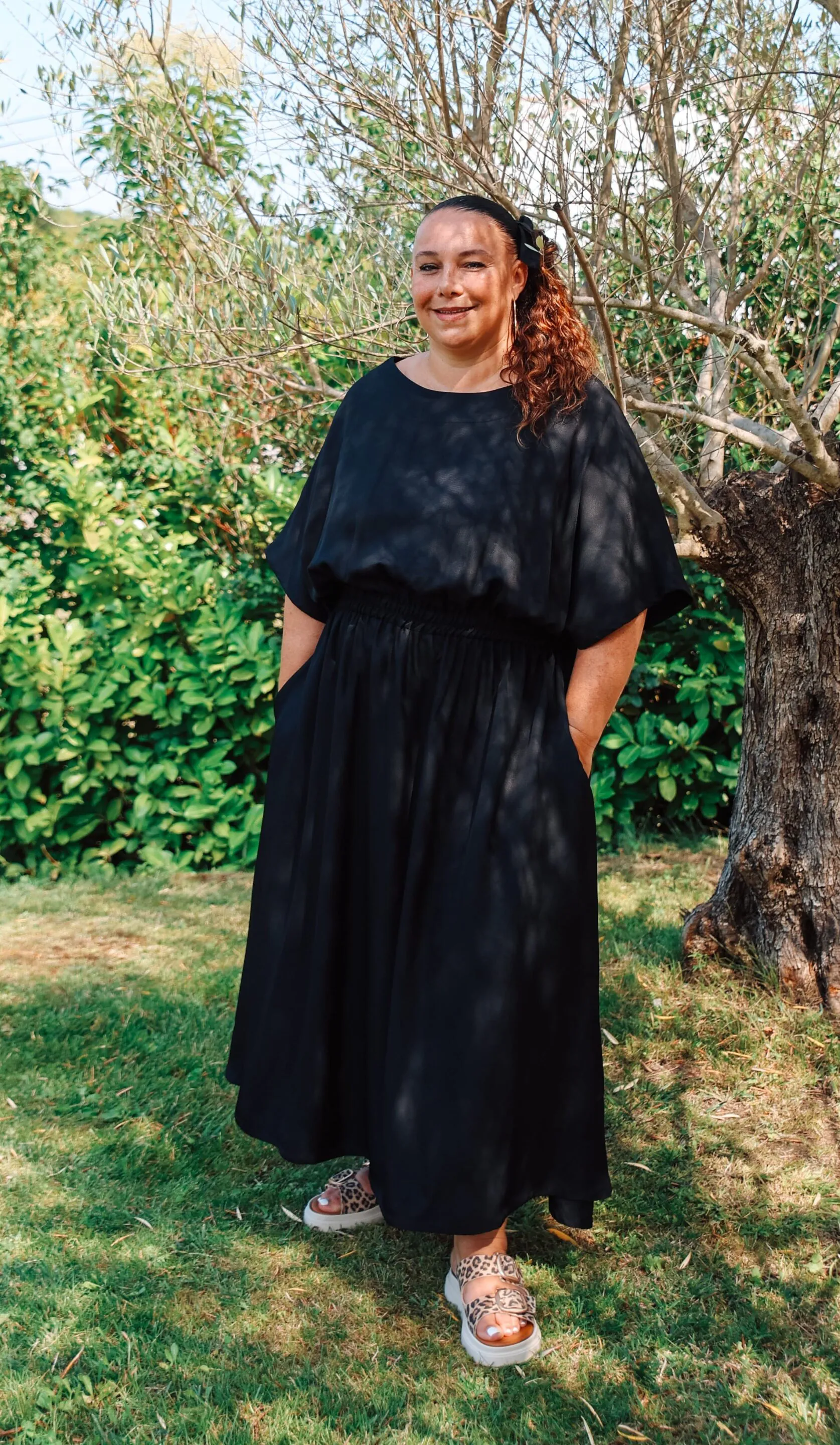 Robe noire longue col rond de face