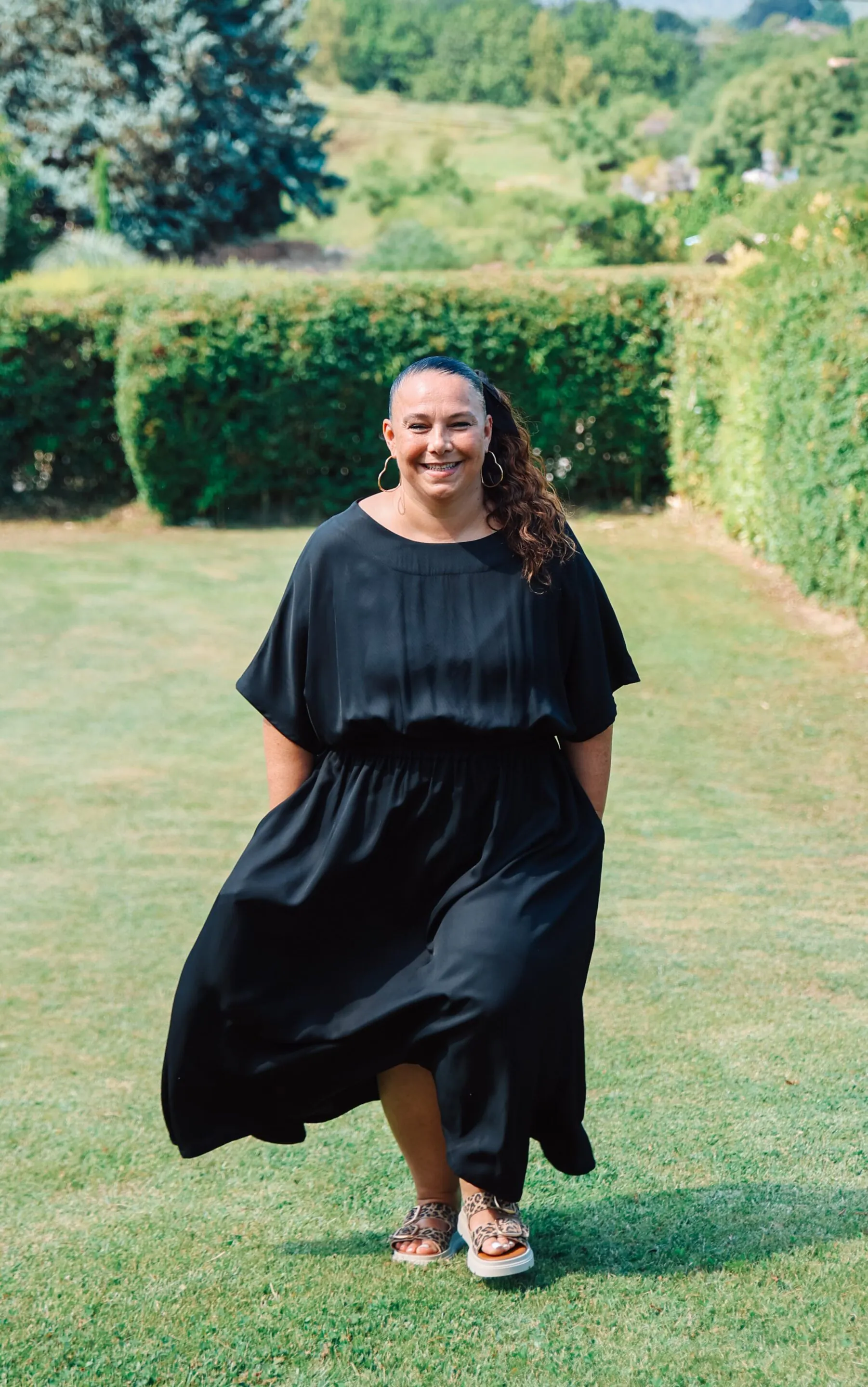 Robe longue noire col rond vue de face