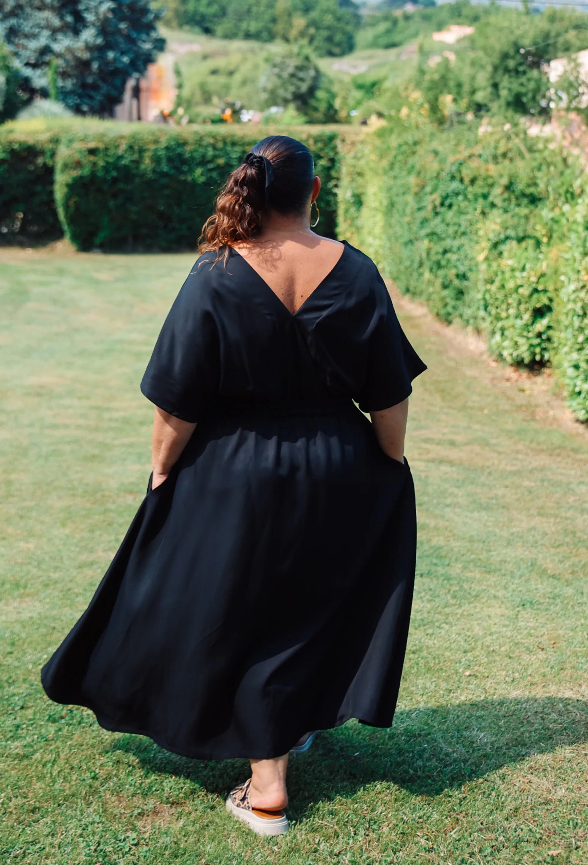 Dos de robe col v dans le dos