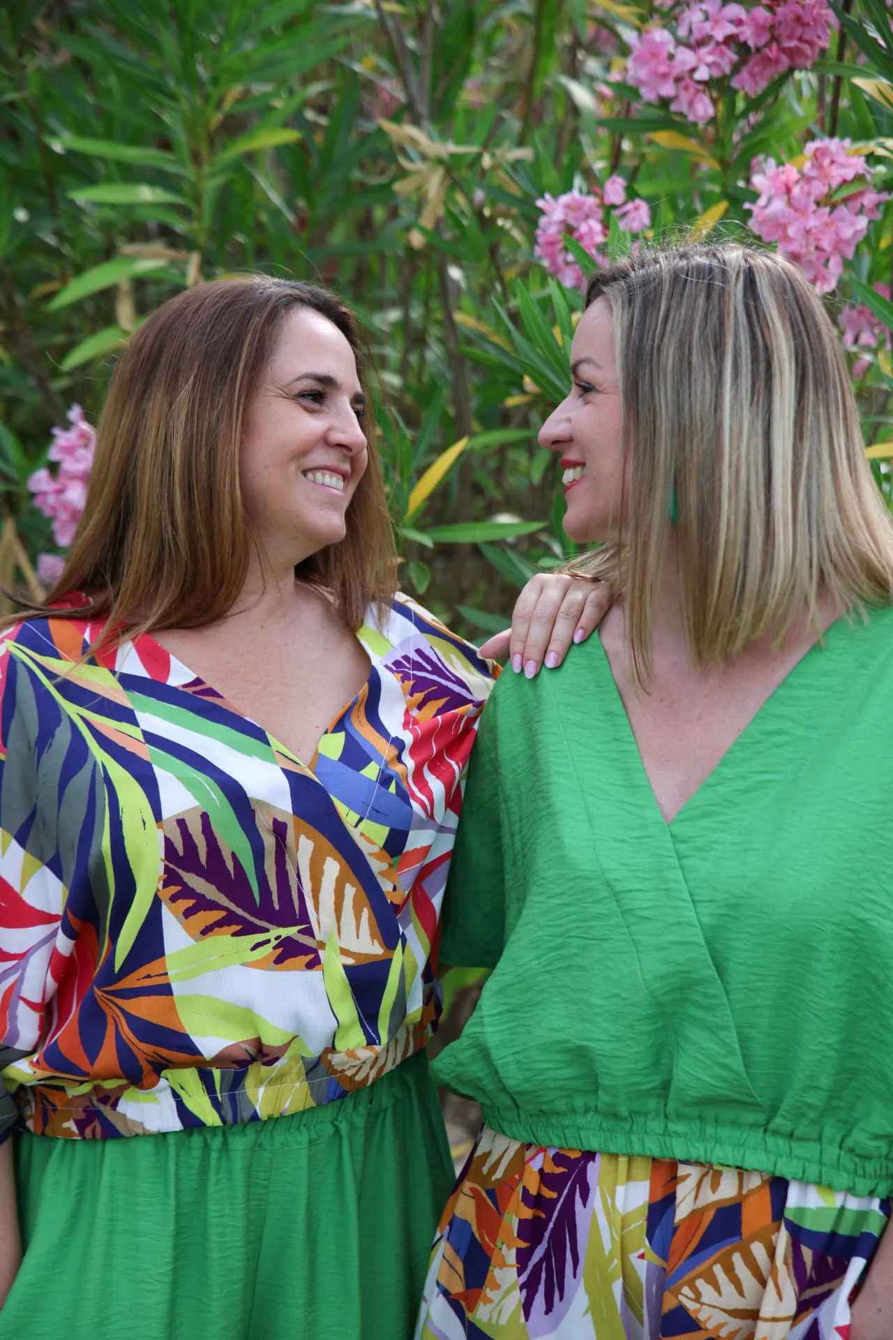 zoom haut vert et fleuri de face