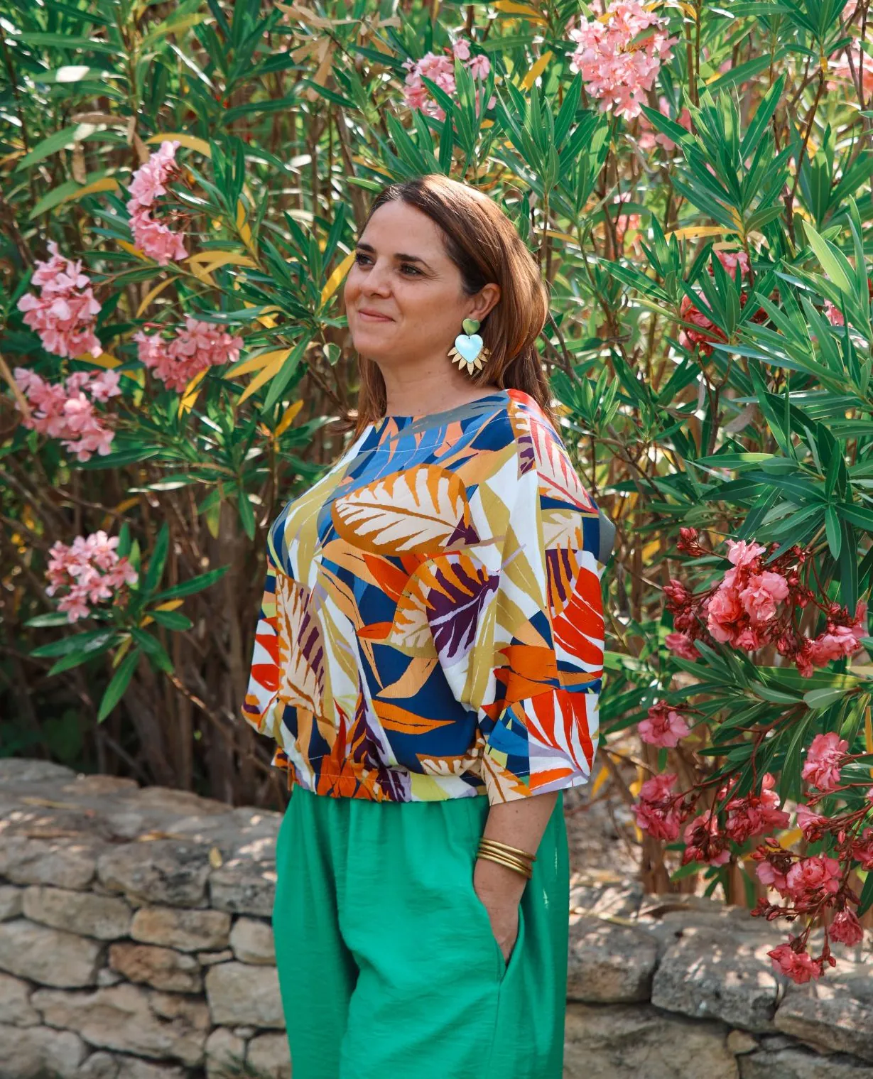 fleuri col rond de face