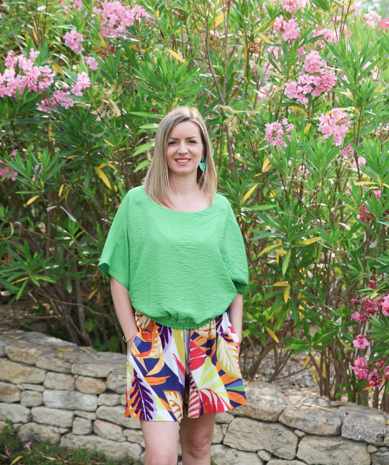 haut vert col rond de face