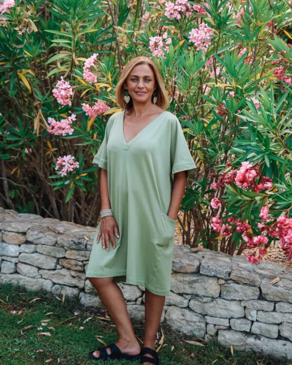 jen robe courte kaki vu de face de loin